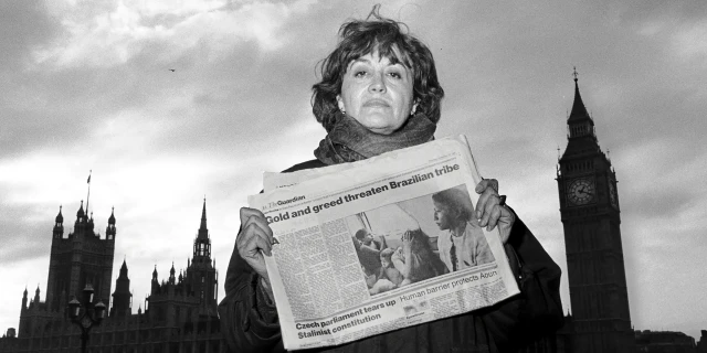 Claudia Andujar with the newspaper The Guardian 1989