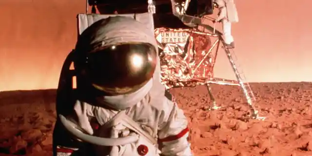 ASTRONAUT WALKING ON THE MOON *** Local Caption *** Feature Film