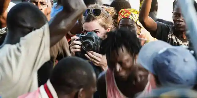 Tournage du film &quot;Camille&quot; de Boris Lojkine en Centrafrique.
Nina Meurisse, actrice (Camille Lepage) lors du tournage d&#039;une scène de lynchage à Bangui.