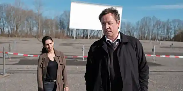 Hanns von Meuffels (Matthias Brandt) und Nadja (Maryam Zaree) treffen sich am Tatort auf dem Parkplatz des Autokinos.